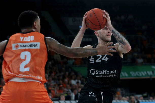 她也有极强 她也有极强